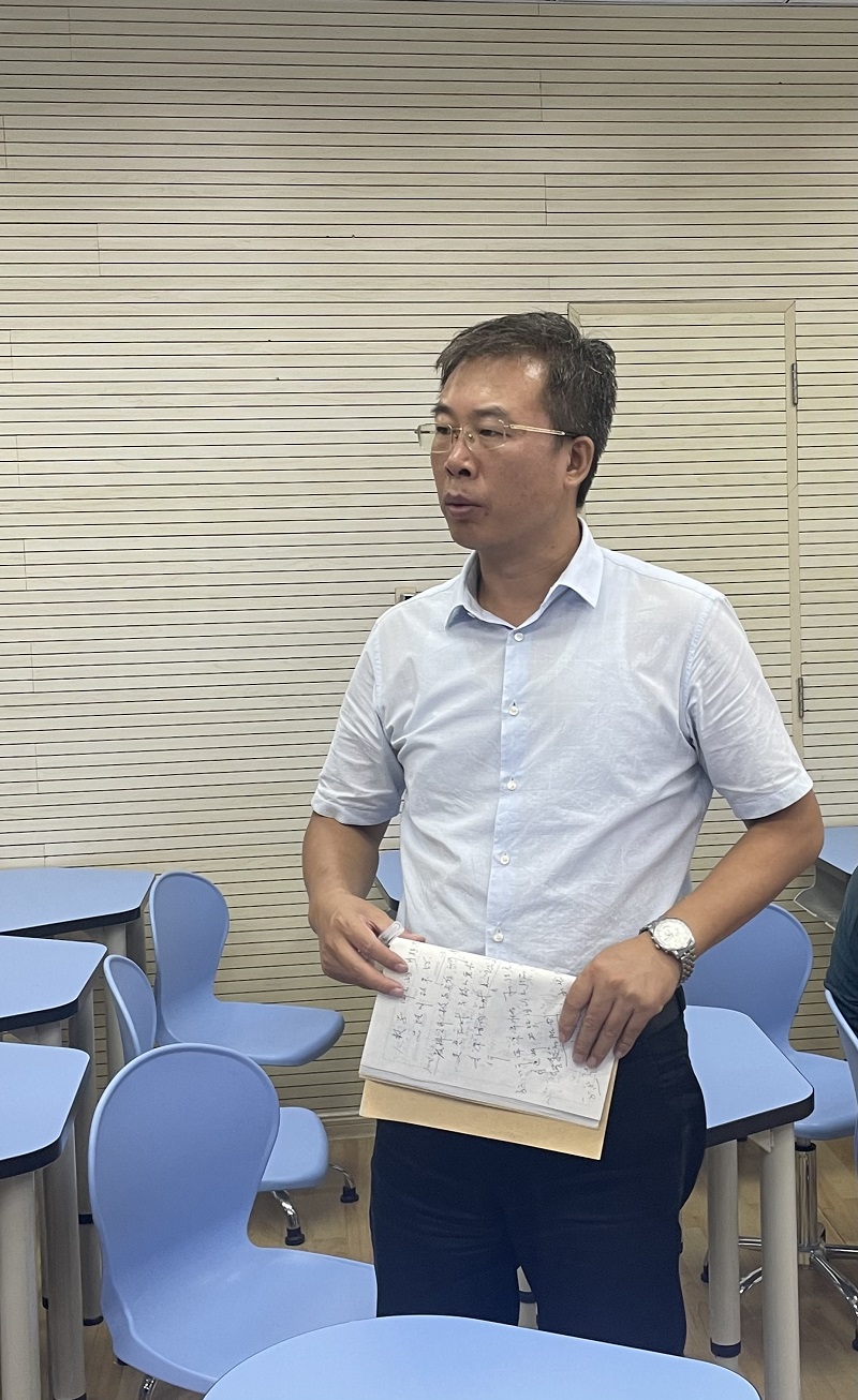 張校長講話.jpg